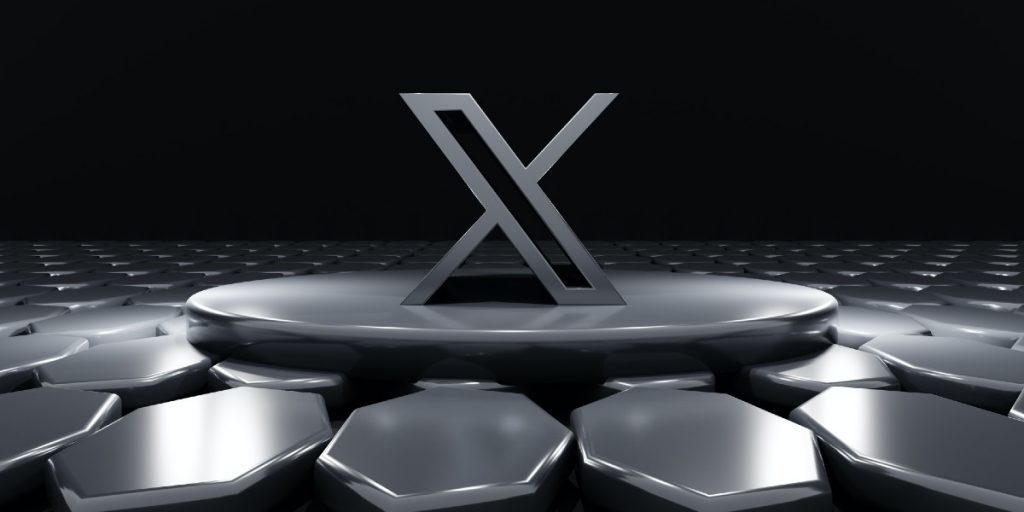 Genius or Tyrant? The Dual Narratives Surrounding Elon Musk